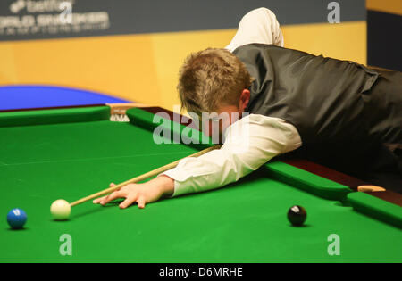 Sheffield, Regno Unito. Xx Aprile, 2013. Michael White in azione contro Mark Williams durante il primo round del World Snooker Championships dal Crucible Theatre. Foto Stock