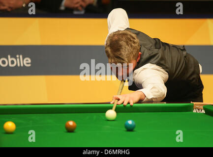 Sheffield, Regno Unito. Xx Aprile, 2013. Michael White in azione contro Mark Williams durante il primo round del World Snooker Championships dal Crucible Theatre. Foto Stock