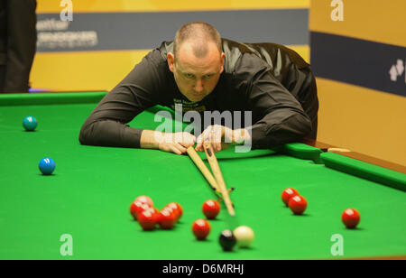 Sheffield, Regno Unito. Xx Aprile, 2013. Michael White in azione contro Mark Williams durante il primo round del World Snooker Championships dal Crucible Theatre. Foto Stock