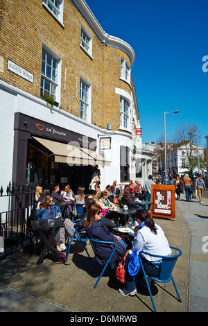 Pavement Cafe su Kings Road nella primavera Chelsea London REGNO UNITO Foto Stock