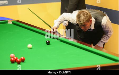 Sheffield, Regno Unito. Xx Aprile, 2013. Michael White in azione contro Mark Williams durante il primo round del World Snooker Championships dal Crucible Theatre. Foto Stock