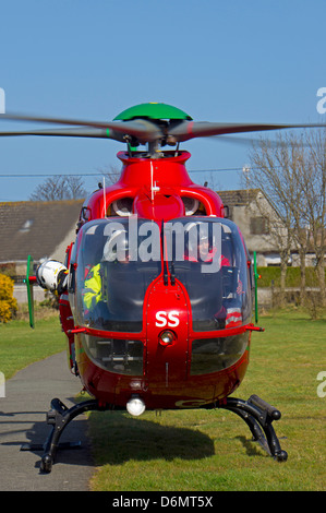 Air Ambulance Amlwch Anglesey North Wales UK. A Amlwch park. G-WASS Bond Galles Air Ambulance Foto Stock