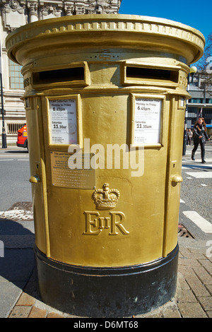 Oro dipinto di casella postale per celebrare Londra la città che ospiterà i Giochi Olimpici Tothill Street Westminster London REGNO UNITO Foto Stock