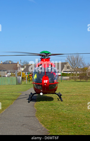 Air Ambulance Amlwch Anglesey North Wales UK. A Amlwch park. G-WASS Bond Galles Air Ambulance Foto Stock