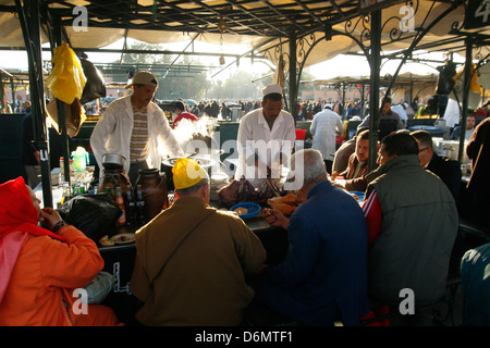 Uno stand che offre diversi piatti marocchini nel centro di Marrakech Foto Stock