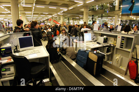Verificare nella coda in Spagnolo a Palma de Mallorca Airport. Foto Stock