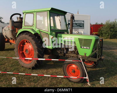 Il Deutz D 68 06 è un trattore versatile e affidabile utilizzato per attività agricole. Noto per il suo potente motore e la sua struttura robusta, è stato progettato per i lavori pesanti in agricoltura e nell'industria. Il trattore è diventato una scelta popolare per gli agricoltori grazie alla sua durata ed efficienza in vari ambienti. Foto Stock