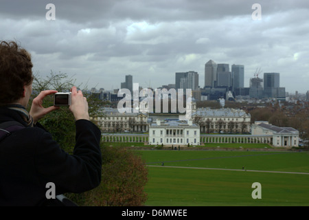 Telefono con fotocamera london canary wharf fotografie nuvoloso calma giorno uomo prendendo le foto sulla fotocamera Foto Stock