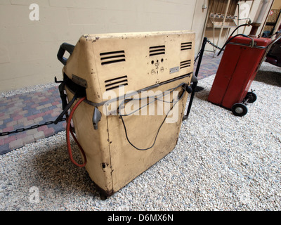 Il set di test diagnostici Ford è uno strumento diagnostico utilizzato per la ricerca guasti e la manutenzione dei veicoli Ford. È stato progettato per assistere i meccanici nell'identificazione dei problemi, migliorando l'efficienza e la precisione nella riparazione dei veicoli durante la metà del XX secolo. Foto Stock