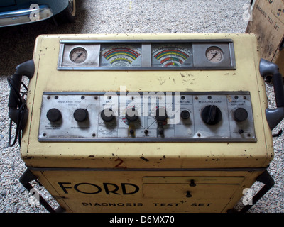 Il set di prova diagnostica Ford è uno strumento diagnostico utilizzato per valutare e risolvere i problemi dei sistemi del veicolo, comprese le prestazioni del motore, la trasmissione e gli impianti elettrici. Utilizzato dai tecnici del settore automobilistico, consente il rilevamento accurato dei guasti e garantisce riparazioni efficienti del veicolo, migliorando le prestazioni e l'affidabilità del veicolo. Foto Stock
