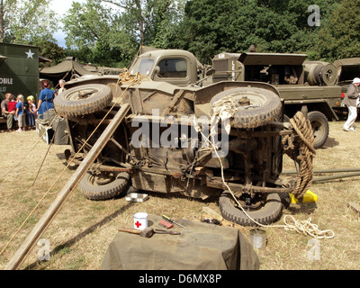 Questa immagine raffigura un veicolo Ford o Willys in riparazione. Entrambi i marchi erano ben noti per i loro robusti veicoli militari e civili, con Ford e Willys Jeep iconici durante la seconda guerra mondiale per la loro durata e versatilità. Foto Stock