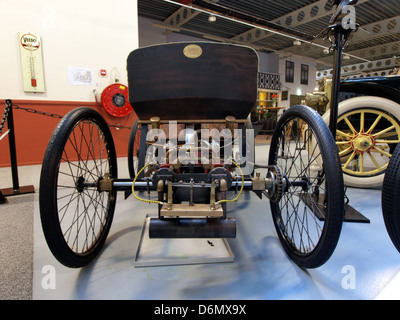 Il quadriciclo Ford (replica) è una fedele riproduzione della prima automobile di Henry Ford. Originariamente costruito nel 1896, il quadriciclo è uno dei primi esempi di veicoli motorizzati, che mostra gli sforzi pionieristici di Ford nell'ingegneria automobilistica. Questa replica serve come tributo all'eredità della Ford e alla nascita dell'automobile moderna. Foto Stock