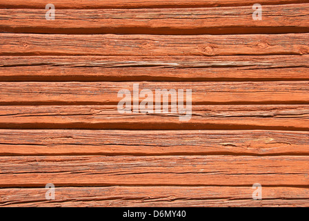 Pareti in legno di una casa dipinta con tradizionale Falu svedese di colore rosso. Foto Stock