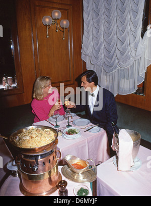 Coppia giovane al ristorante italiano, Venezia, Provincia di Venezia, regione Veneto, Italia Foto Stock