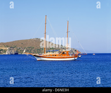 Caicco in legno nel porto, Bodrum, provincia di Mugla, Repubblica di Türkiye Foto Stock