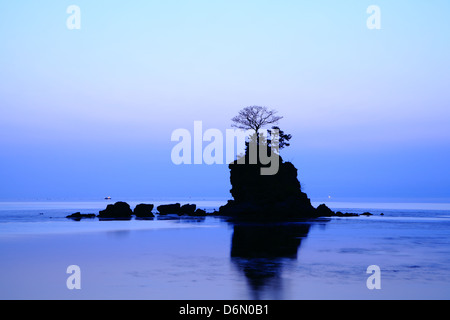 Lo spuntar del giorno presso la costa Amaharashi in Giappone Foto Stock