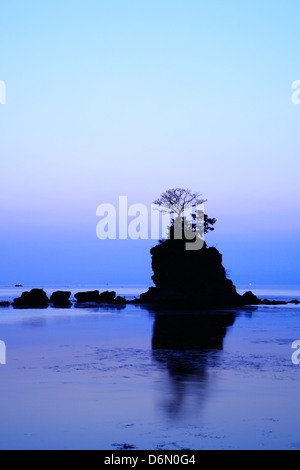 Lo spuntar del giorno presso la costa Amaharashi in Giappone Foto Stock