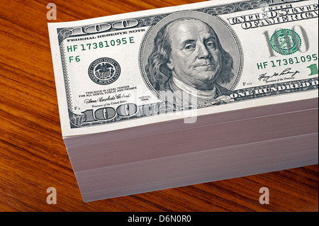 100 dollari fatture in pila, il mucchio di dollari. sfondo di denaro Foto Stock