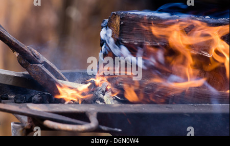 Berlino, Germania, un pezzo di ferro nel fuoco a smith Foto Stock