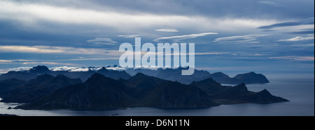 Vista su Flakstadøy dal vertice di Himmeltind, Vestvågøya, Isole Lofoten in Norvegia Foto Stock