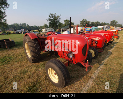 Porsche Diesel-2 è un trattore agricolo tedesco noto per il suo design robusto e il potente motore. Costruito per gestire varie attività agricole, il trattore è diventato una scelta popolare per operazioni agricole efficienti, contribuendo alla meccanizzazione agricola negli anni '1950 e '1960 Foto Stock