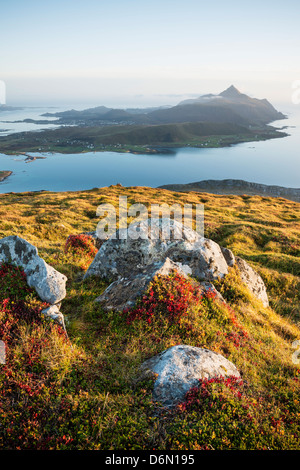 Luce della Sera oltre il paesaggio costiero dal vertice di Offersøykammen, Vestvågøya, Isole Lofoten in Norvegia Foto Stock