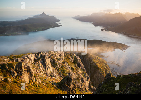 Vista su Nappstraumen dal vertice di Offersøykammen, Vestvågøya, Isole Lofoten in Norvegia Foto Stock