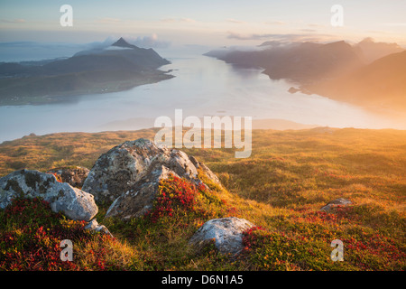 Vista su Nappstraumen dal vertice di Offersøykammen, Vestvågøya, Isole Lofoten in Norvegia Foto Stock