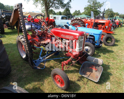 Il Red McCormick International Farmall Cub è un trattore agricolo classico noto per il suo design compatto e l'elevata efficienza nelle attività agricole. Rimane una scelta popolare per i collezionisti e gli appassionati di attrezzature agricole d'epoca. Foto Stock