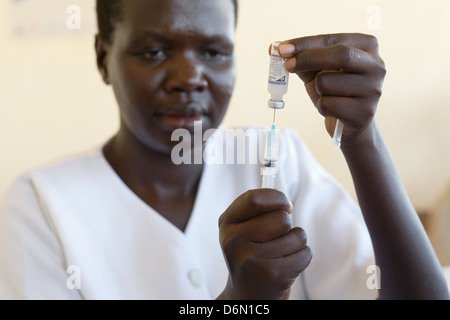 Lodwar, Kenya, nella campagna di vaccinazione gestito da World Vision centro salute Foto Stock