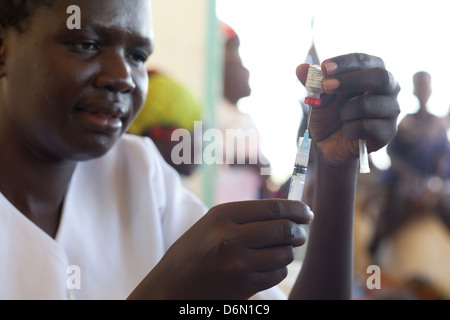 Lodwar, Kenya, nella campagna di vaccinazione gestito da World Vision centro salute Foto Stock