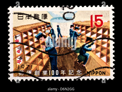 Francobollo dal Giappone raffiguranti gestori di posta. Foto Stock