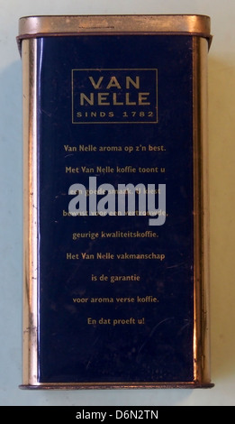 Van nelle’s Koffie garantisce la qualità con i suoi prodotti a base di caffè, simbolo di coerenza ed eccellenza dal 1782. L'azienda, con sede nei Paesi Bassi, è nota per la sua dedizione alla produzione di miscele di alta qualità utilizzando chicchi di prima qualità, un rigoroso controllo della qualità e l'innovazione nei metodi di confezionamento e tostatura. Van nelle ha mantenuto una solida reputazione a livello globale per il gusto ricco e gli elevati standard del suo caffè. Foto Stock