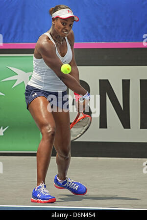 Delray Beach, Florida, Stati Uniti d'America. Xx Aprile, 2013. SLOANE STEPHENS, degli Stati Uniti, torna a Sofia Arvidsson della Svezia, nel corso di un Fed Cup World Group Playoff partita di tennis al Delray Beach Tennis Center di Delray, Spiaggia, Fla. Arvidsson sconfitto Stephens, 6-4, 4-6, 6-1. Il 16th-classificato Stephens stava giocando il suo primo Fed Cup Single match e era chiaramente nervoso. (Credito Immagine: © Arnold Drapkin/ZUMAPRESS.com) Foto Stock