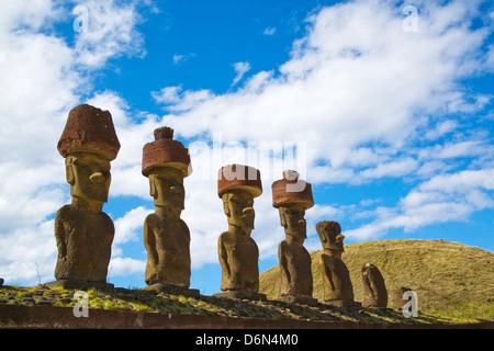 Cile, l'isola di pasqua, Rapa Nui, moais con headknots a Ahu Nau Nau, spiaggia di Anakena Foto Stock