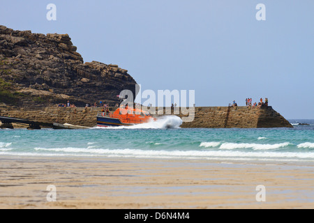 RNLI Sennen Cove, Cornwall. Classe Tamar Tutti Meteo scialuppa di salvataggio Victor Freeman lanciando giù dalla stazione scalo Foto Stock