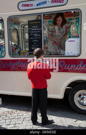 Manchester Weekend 19th, XX e XXI Aprile, 2013. Ice Cream venditore al St George's weekend celebrazioni, una famiglia evento tenutosi in Albert Square e Piccadilly, con un'estensione dell'annuale St George parata e una joint venture per contribuire a celebrare l'Inghilterra del Santo Patrono con molte attività e gli artisti interpreti o esecutori. Manchester abbraccia i giorni quando entrambe le feste nazionali e parate hanno lo scopo di portare la città insieme e fornire Mancunians con un evento in cui le diverse identità nazionali vengono celebrati. Foto Stock