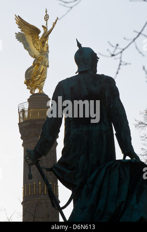 Berlino, Germania, Bismarck monumento nazionale e la Colonna della Vittoria sul grande star Foto Stock