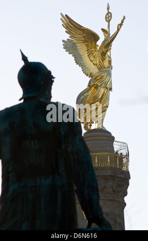 Berlino, Germania, Bismarck monumento nazionale e la Colonna della Vittoria sul grande star Foto Stock