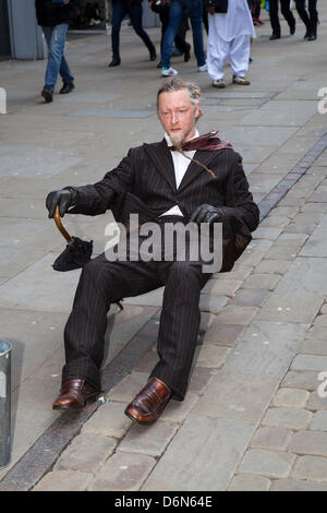 Levitazione e galleggiamento nel fine settimana di Manchester Aprile, 2013. Artisti di strada di levitating ai festeggiamenti di fine settimana di St George, un evento della famiglia tenuto ad Albert Square e Piccadilly, un'estensione della parata annuale di St George e un'impresa per contribuire a celebrare il santo del patrono dell'Inghilterra, con molte attività ed esecutori un'esposizione di levitazione, concetto, persona, gente, uomo d'affari, volare, volare, levitate, affari e successo, Foto Stock