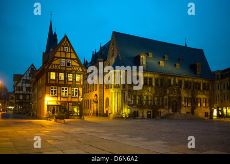 Quedlinburg, Germania, la piazza del mercato con il Municipio di sera Foto Stock