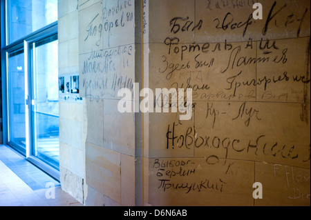 Parete scribblings fatte da soldati russi, che hanno preso il Reichstag nel 1945, Berlino, Germania Foto Stock