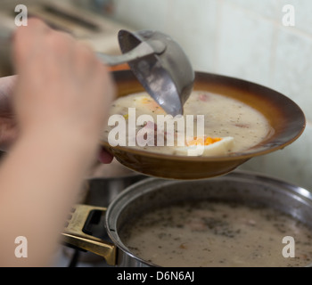 Preparazione della minestra acida, cucina polacca. Foto Stock