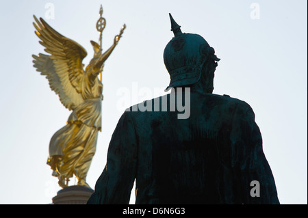 Berlino, Germania, Bismarck monumento nazionale e la Colonna della Vittoria sul grande star Foto Stock