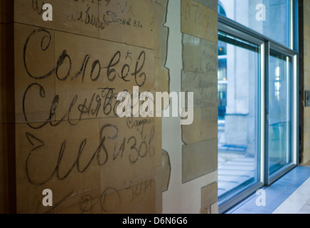 Parete scribblings fatte da soldati russi, che hanno preso il Reichstag nel 1945, Berlino, Germania Foto Stock