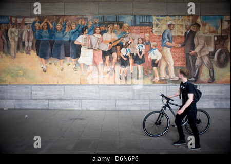 Berlino, Germania, struttura murale della Repubblica di Max Lingner nel portico pilastri Foto Stock