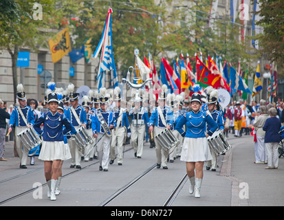 Zurigo - 1 agosto: Festa Nazionale svizzera sfilata il 1 agosto 2011 a Zurigo, Svizzera. Zurich City orchestra aprendo la parata. Foto Stock