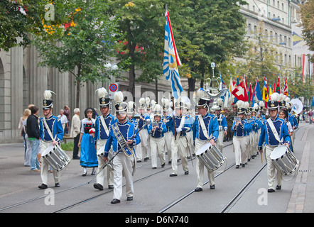 Zurigo - 1 agosto: Festa Nazionale svizzera sfilata il 1 agosto 2011 a Zurigo, Svizzera. Zurich City orchestra aprendo la parata. Foto Stock