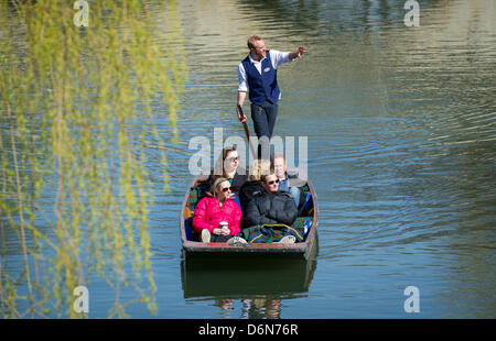 Cambridge, Regno Unito. Xxi Aprile, 2013. La gente di Cambridge sono fuori sul fiume puntting e godendo il sole come la primavera arriva finalmente. Credito: James Linsell-Clark/Alamy Live News Foto Stock