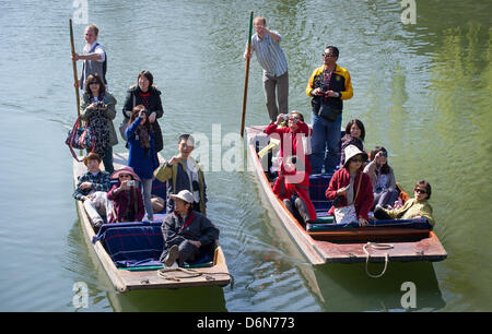 Cambridge, Regno Unito. Xxi Aprile, 2013. La gente di Cambridge sono fuori sul fiume puntting e godendo il sole come la primavera arriva finalmente. Credito: James Linsell-Clark/Alamy Live News Foto Stock